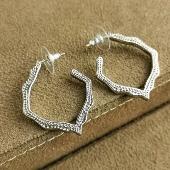 Kendra Scott Stud Earrings - Picture 1 of 3